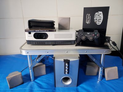 Kit Retrô Completo: PS2 Slim + Projetor Sanyo + Som 5.1 Bluesky - A Experiência Clássica de Cinema em Casa! (usado)